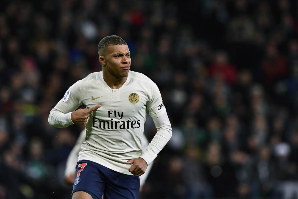 篆书：枕上诗书闲处好，门前风景雨来佳。